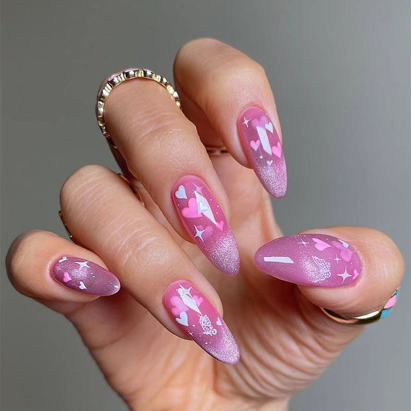 Künstliche Nagelverzierung im romantischen Herzdesign Brehn