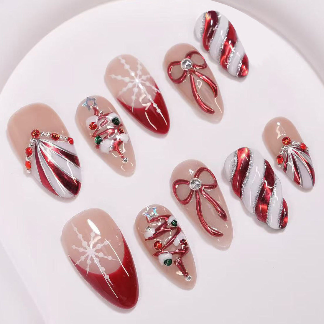 Kunstnagelset mit festlichen Weihnachtsmotiven und eleganten Verzierungen Brehn