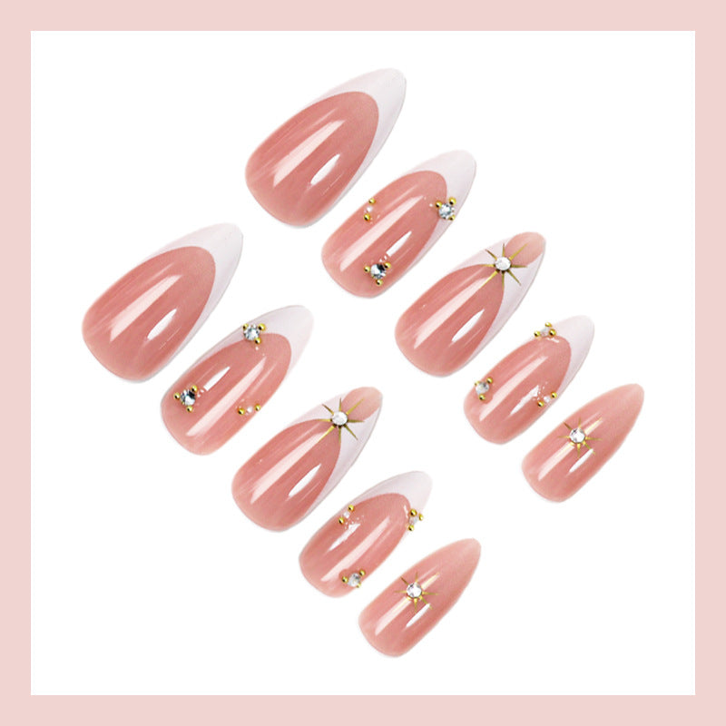 Kunstnagelset mit eleganten Spitzen und Glitzerakzenten Brehn