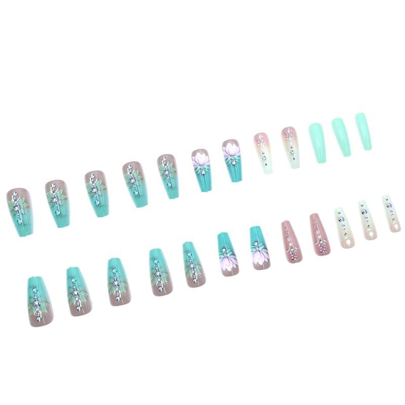 Elegante florale Edelstein-Nagelkunst Brehn