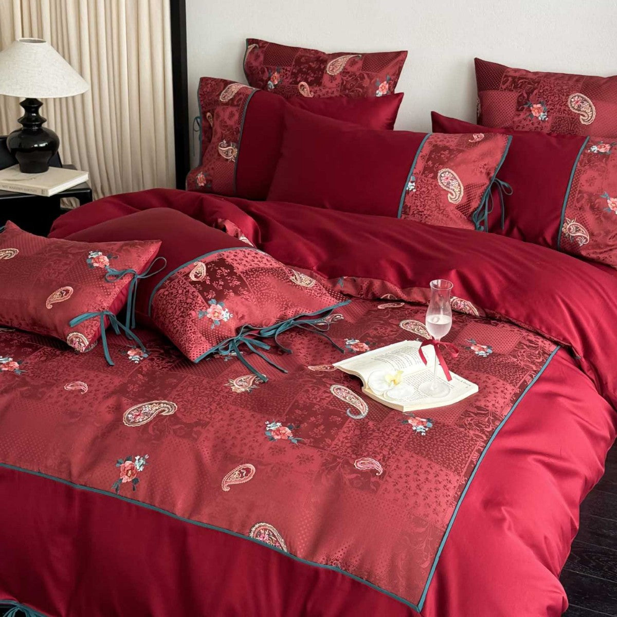 Wendbare Bettwäsche-Garnitur aus Baumwollsatin mit Paisley-Patchwork und Zierbändern