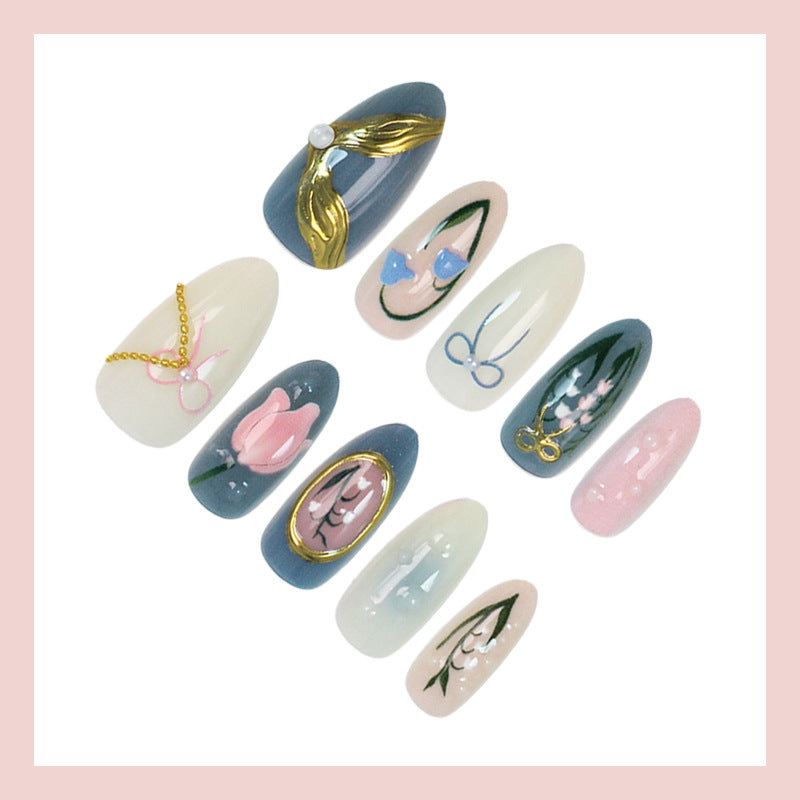 Kunstnagelset mit floralem Design und eleganten Goldverzierungen Brehn