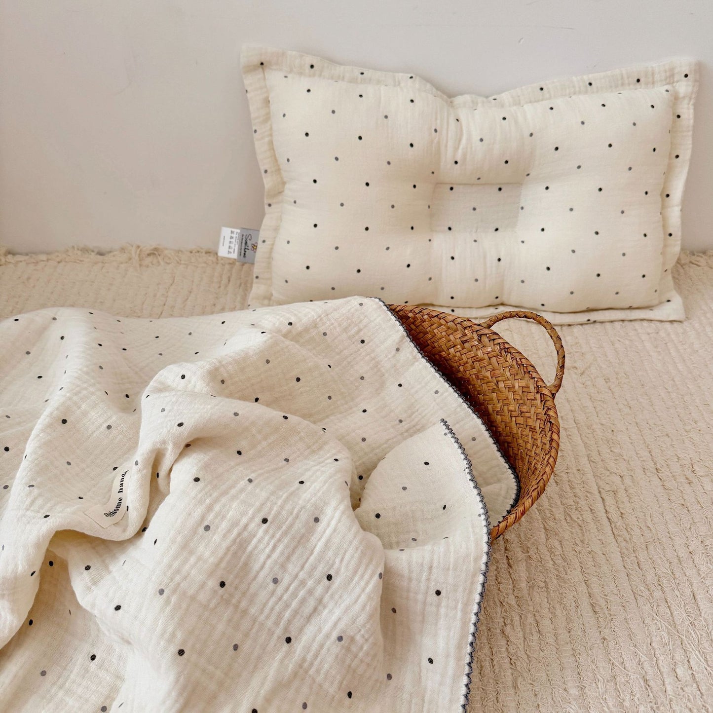 Unisex Musselin-Decke mit zartem Blumendesign und eleganten Rüschen Brehn