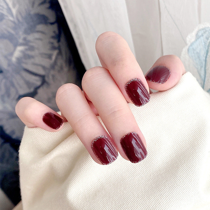 Kreatives Kunstnagelset mit Glitzer- und eleganten Muster Akzenten Brehn