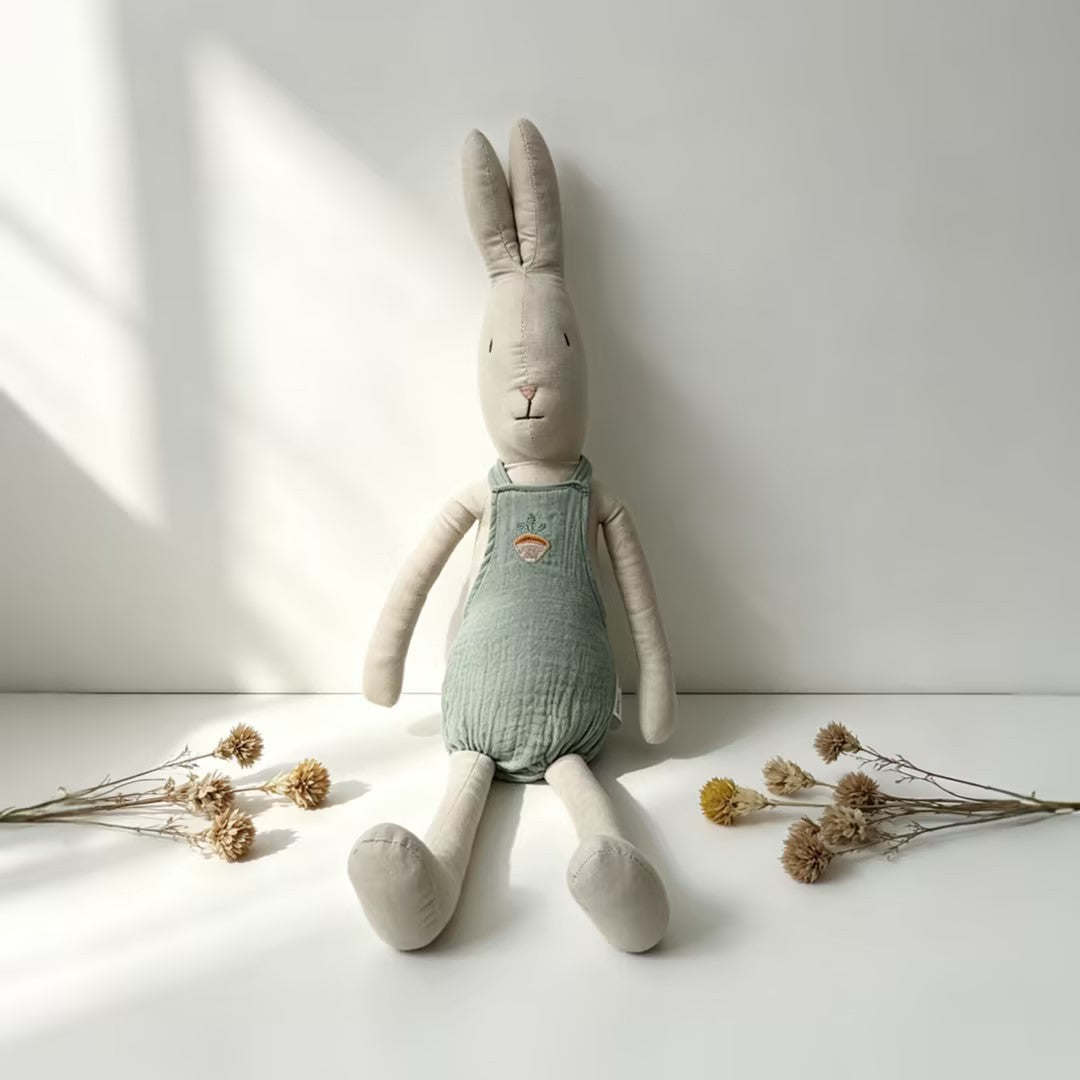 Plüsch-Langohren-Hasenpuppe mit Musslin-Overall