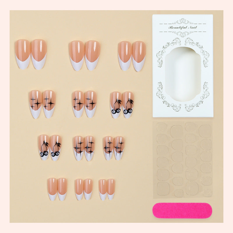 Kreatives Kunstnagelset mit handgezeichneten Motiven und French Tips Brehn