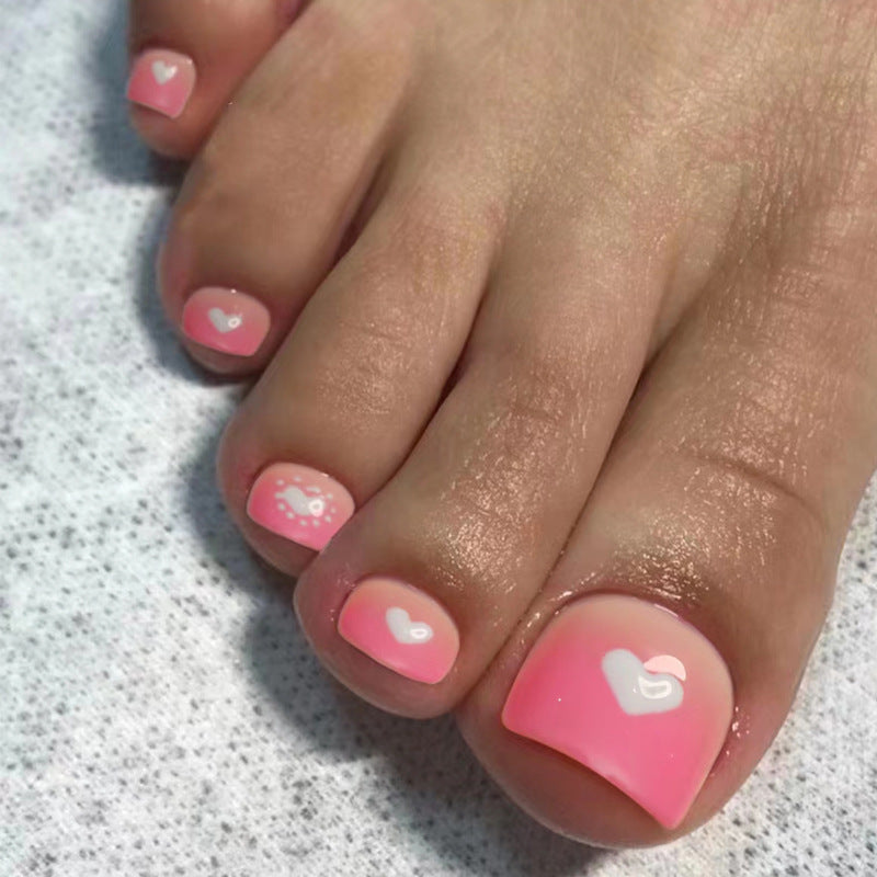 Kunstvolle Fußnagelgestaltung mit Herzmotiven Brehn