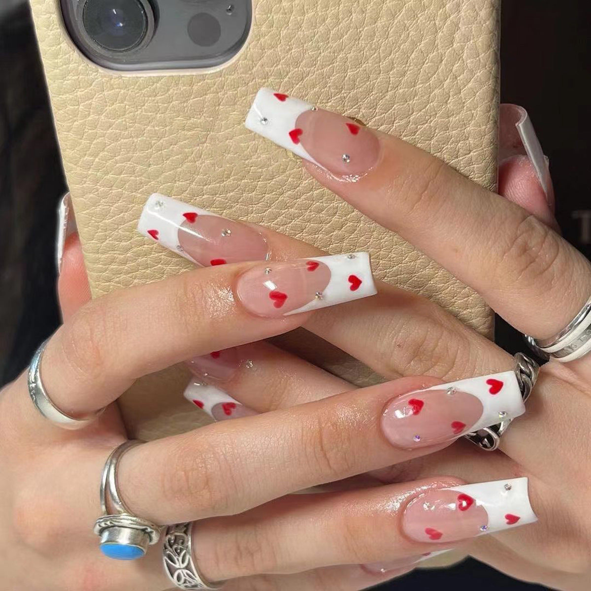 Kreative Nagelkunst mit Herzdesign Brehn