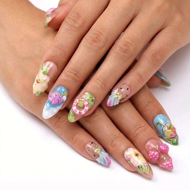 Kunstnagelset mit botanischen Designs und glamourösen Akzenten Brehn