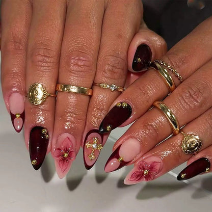 Kunstnagelset mit floralen Mustern und edlen Akzenten Brehn