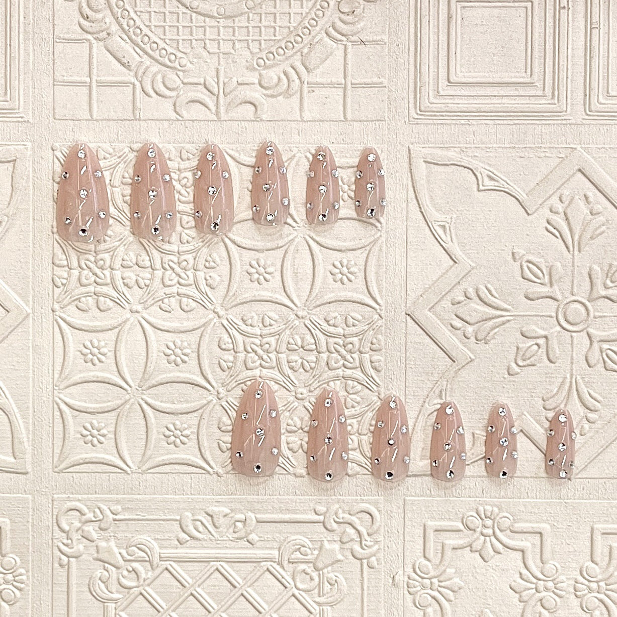 Dekorative Stiletto Press-On Nägel mit Strass-Akzenten Brehn