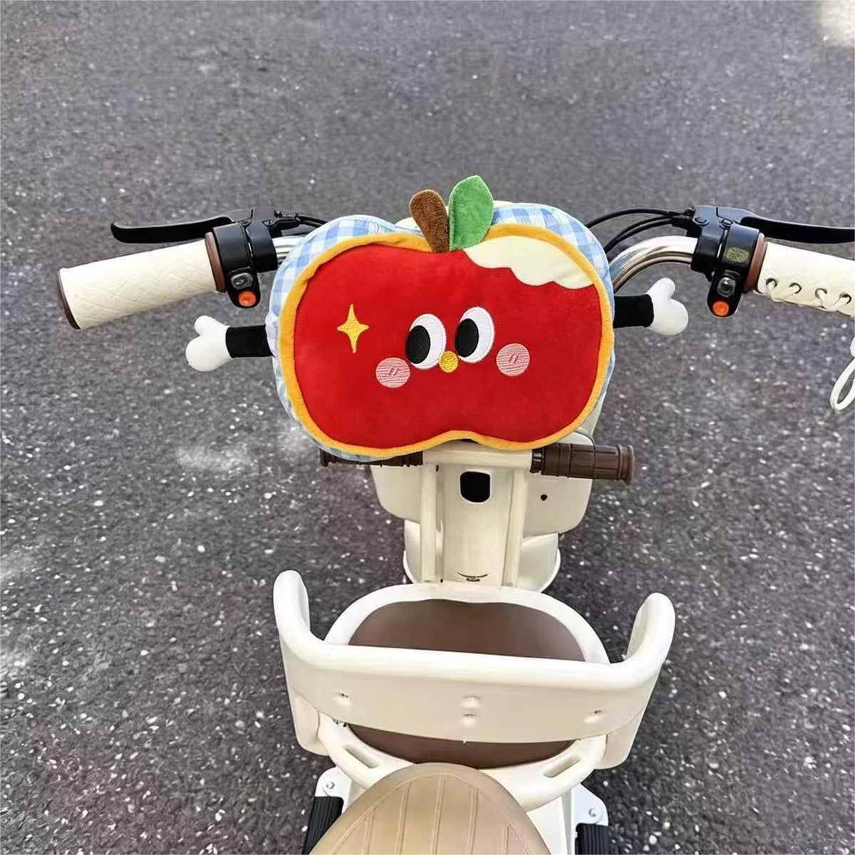 Gepolstertes Kindersitz‑Rückenpolster im Apfel‑Plüschdesign mit seitlichen Armstützen