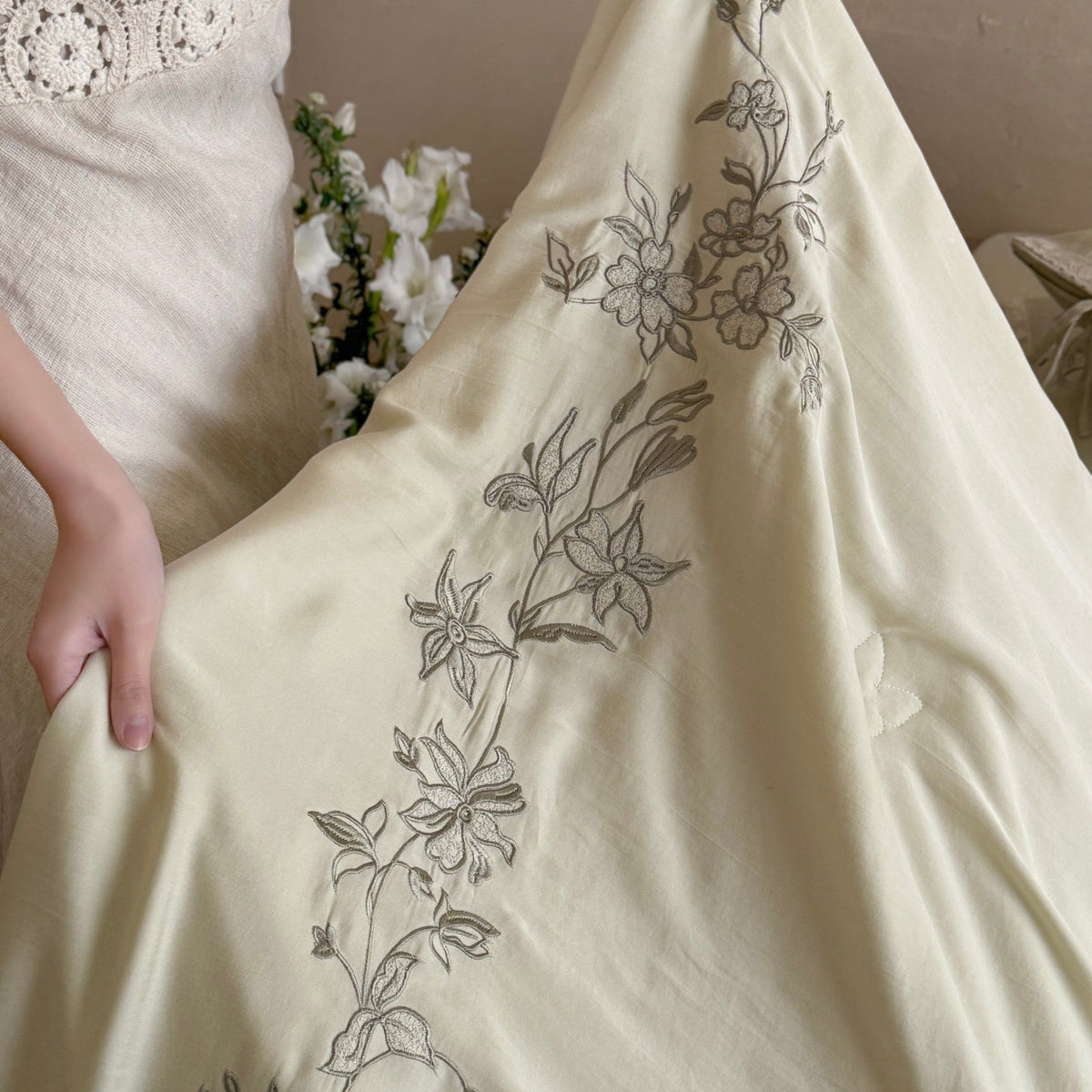 Elegante Bettwäsche-Garnitur aus Baumwollsatin mit floraler Stickbordüre und Dekor-Rollen Kissen Brehn