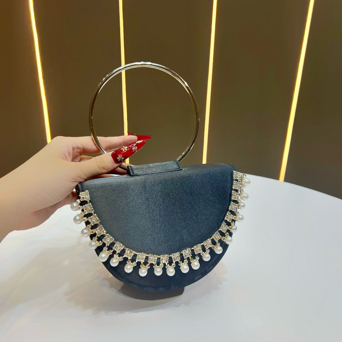 Perlenakzentierte Abend-Clutch