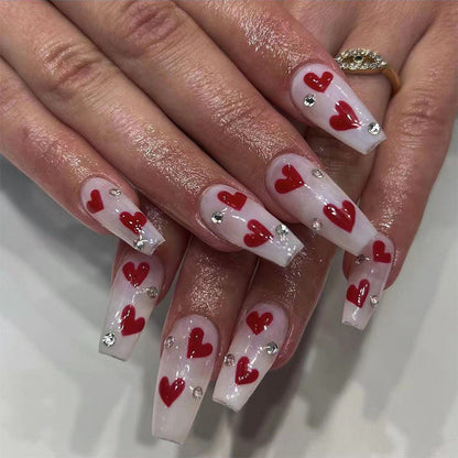 Kunstvolle Nagelverlängerungen mit romantischen Herzmotiven Brehn