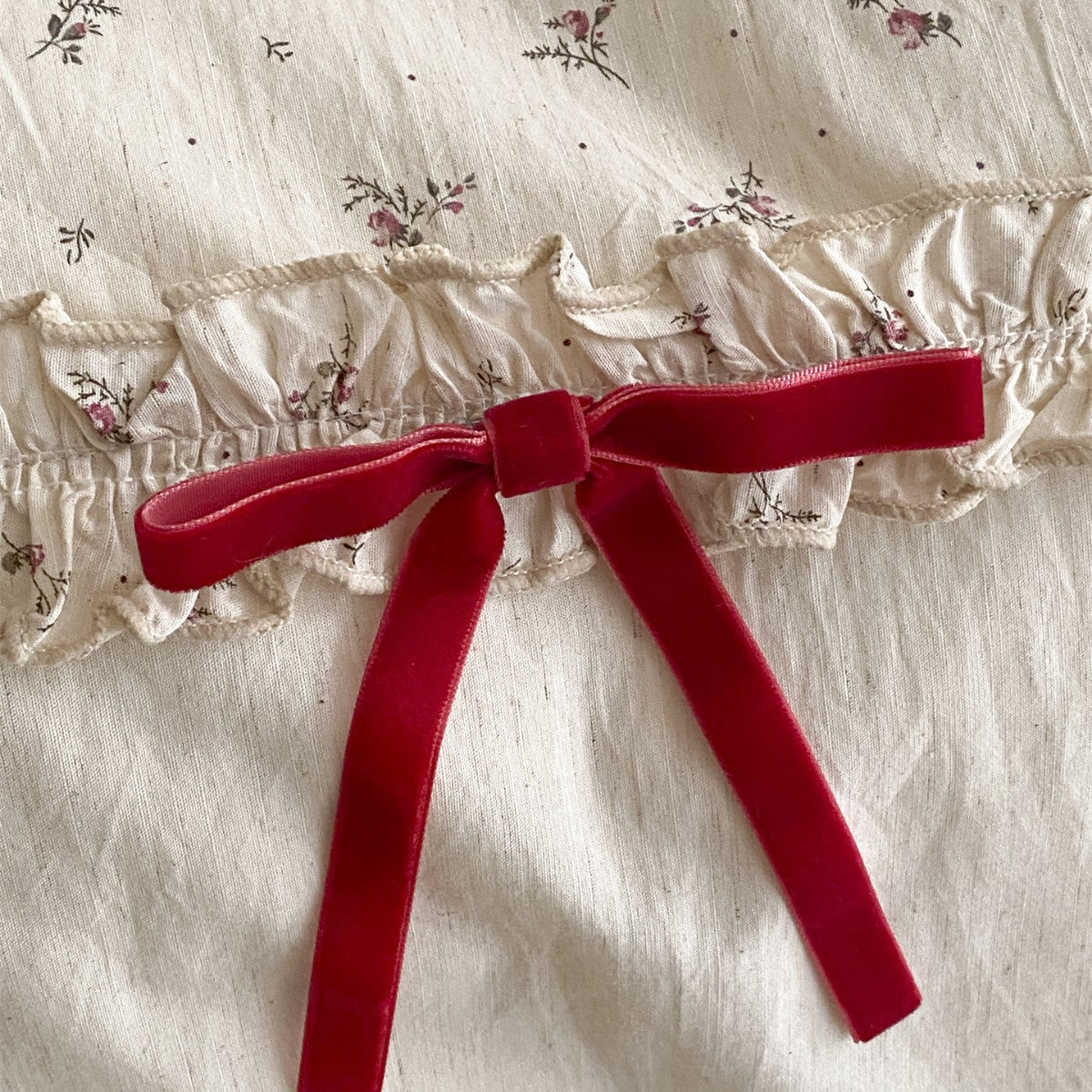 Rüschentiny Floral Baumwollbettbezugset mit roten Bandakzenten