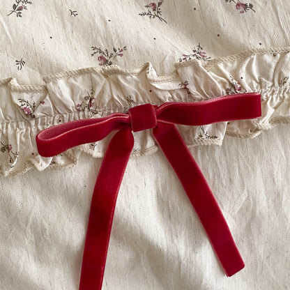 Rüschentiny Floral Baumwollbettbezugset mit roten Bandakzenten