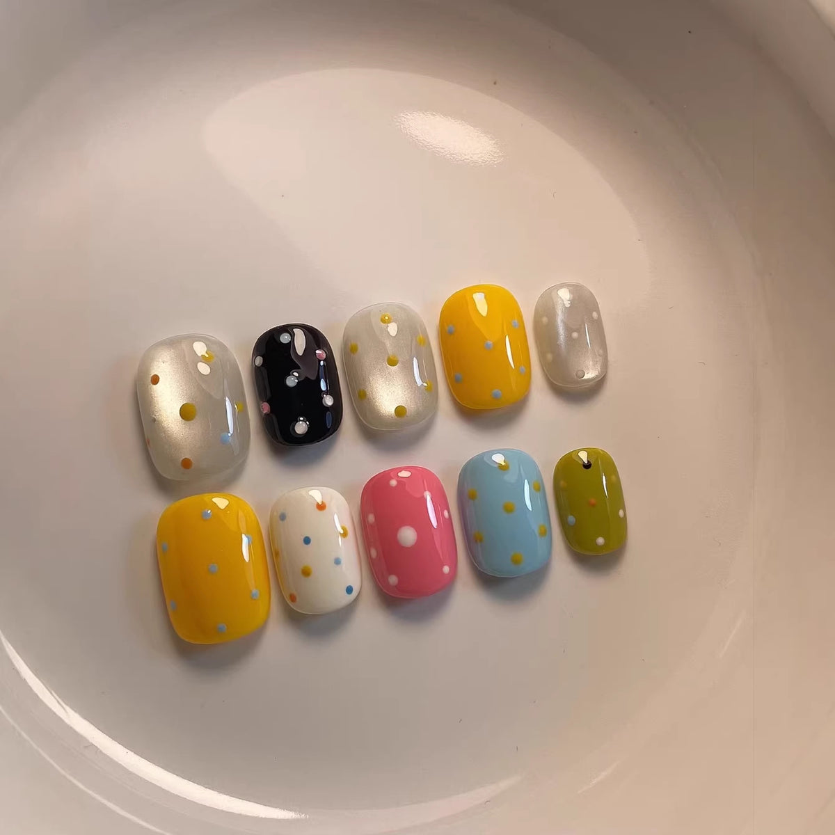 Dekorativer Punktmuster Presse-On Nagelset