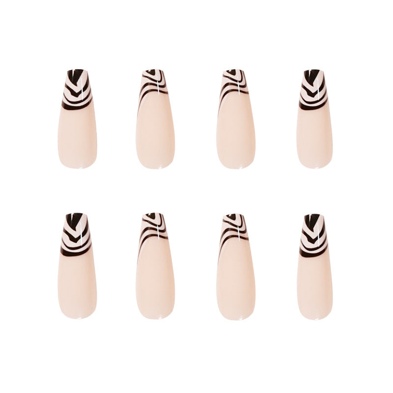 Kunstvolle Nagelverlängerungen mit elegantem Schwarz-Weiß-Muster Brehn