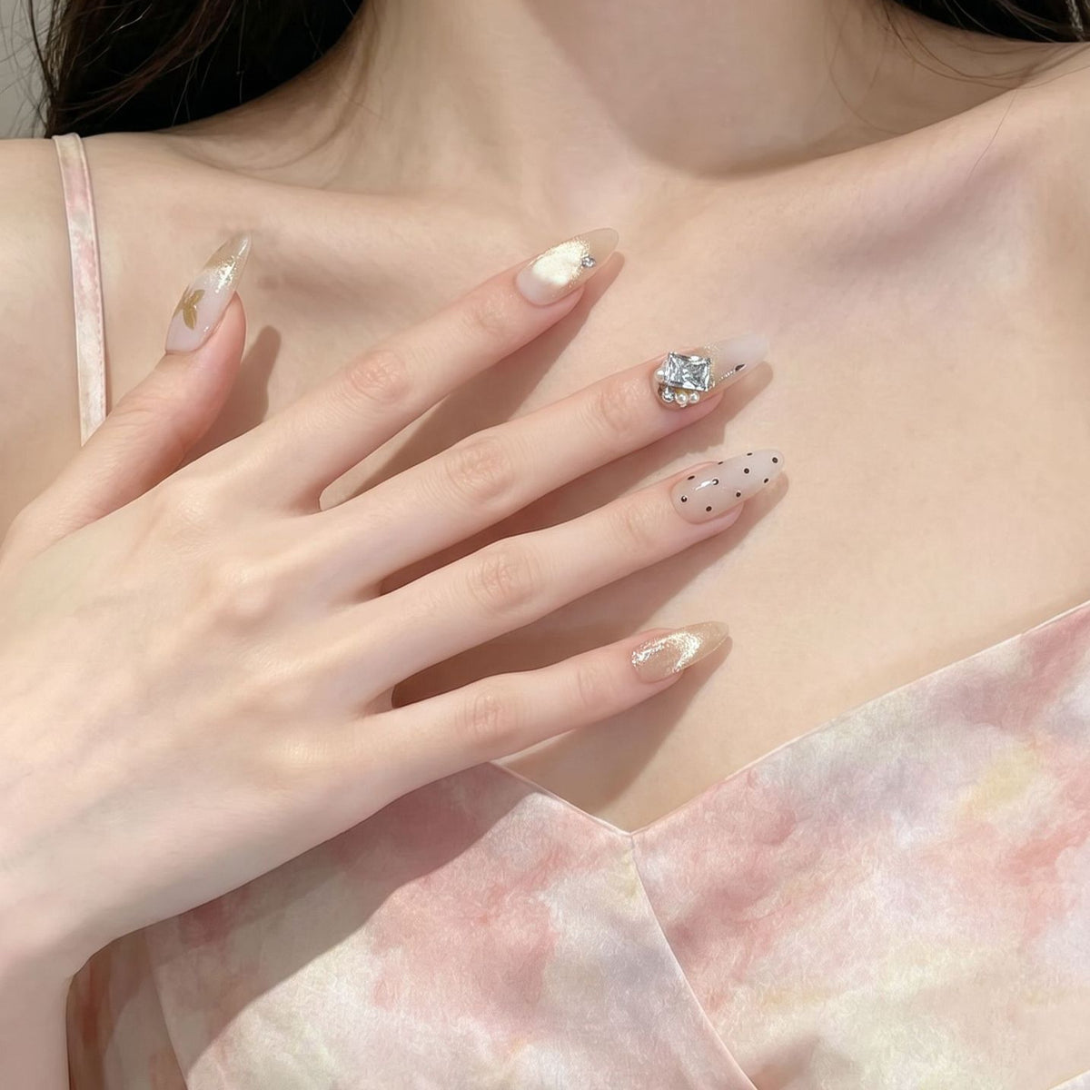 Elegantes Press-On-Nail-Art-Set mit dekorativen floralen Akzenten Brehn