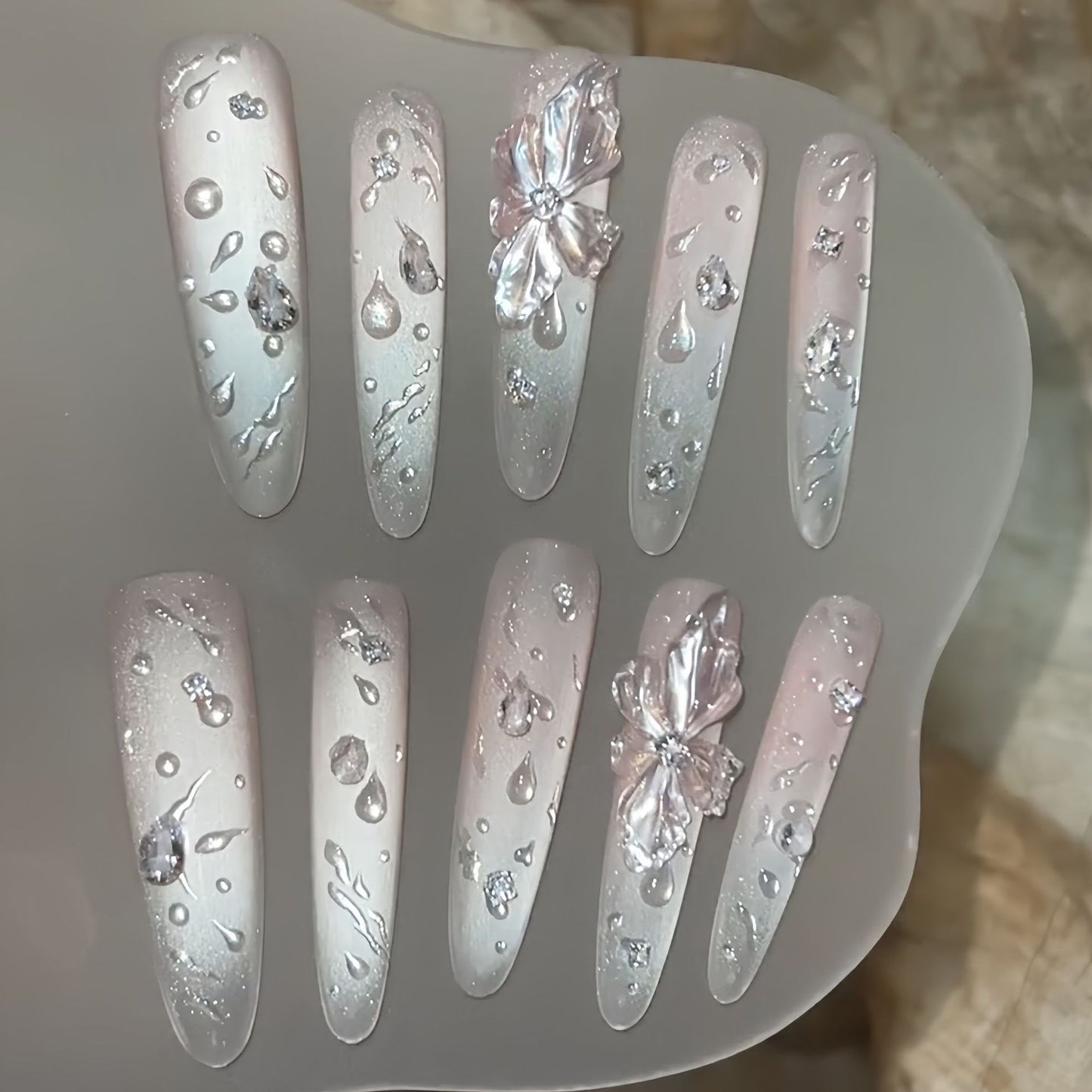 Glamouröse Kunstnägel mit Funkelnden Akzenten Brehn