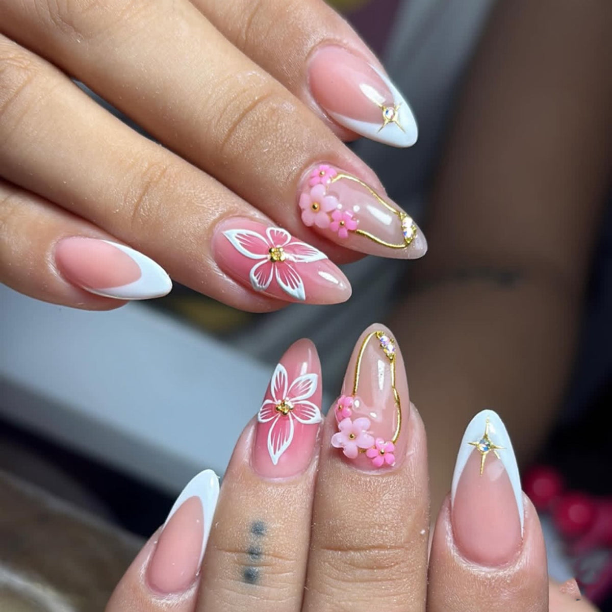Kunstvolle Acryl-Nägel mit eleganten floralen Akzenten Brehn