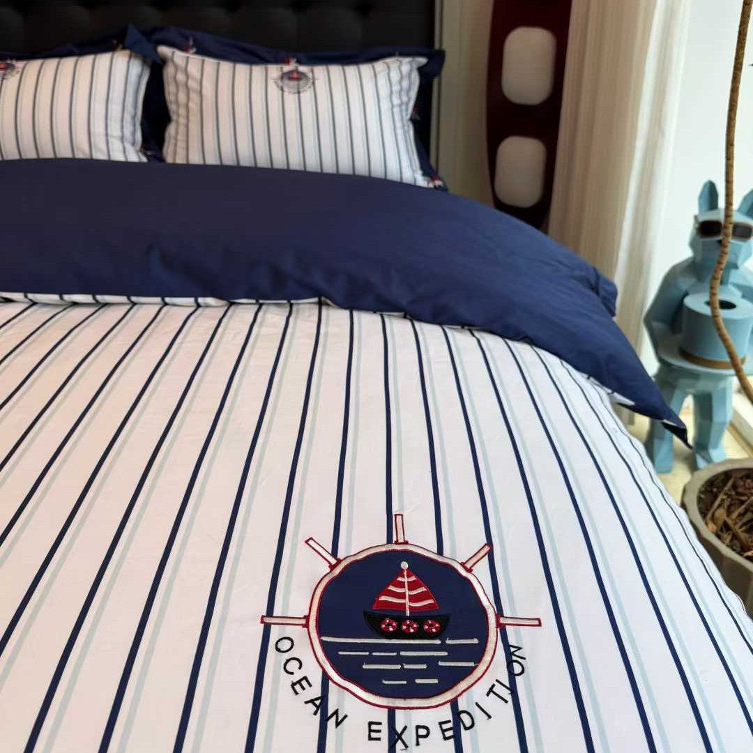 Gestreiftes nautisches Baumwollsatin-Bettbezug-Set mit bestickten Ankerdetails und gerafftem Bettrock