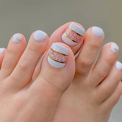 Kunstvolle Fußnagelkunst mit eleganten goldenen Akzenten Brehn
