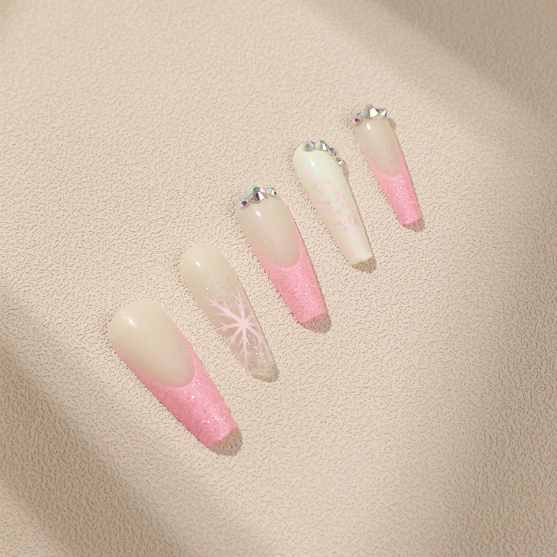 Kunstvolle Stiletto-Nägel mit Glitzer- und Schneeflockendesign Brehn