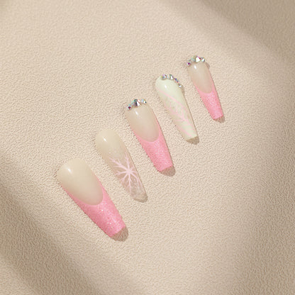 Kunstvolle Stiletto-Nägel mit Glitzer- und Schneeflockendesign Brehn