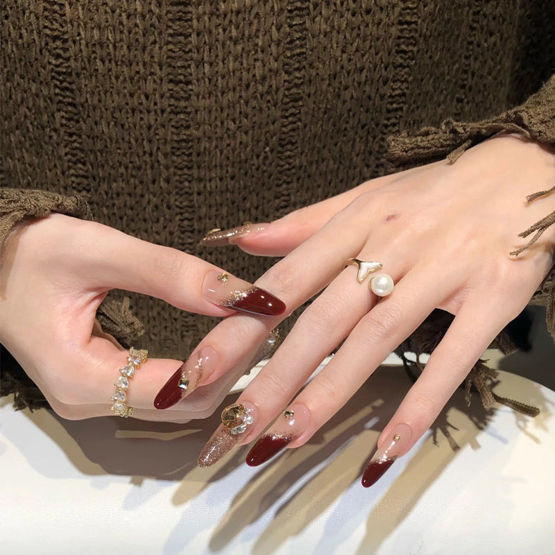 Kunstnagelset mit elegantem Glitzerdesign und exklusiven Verzierungen Brehn