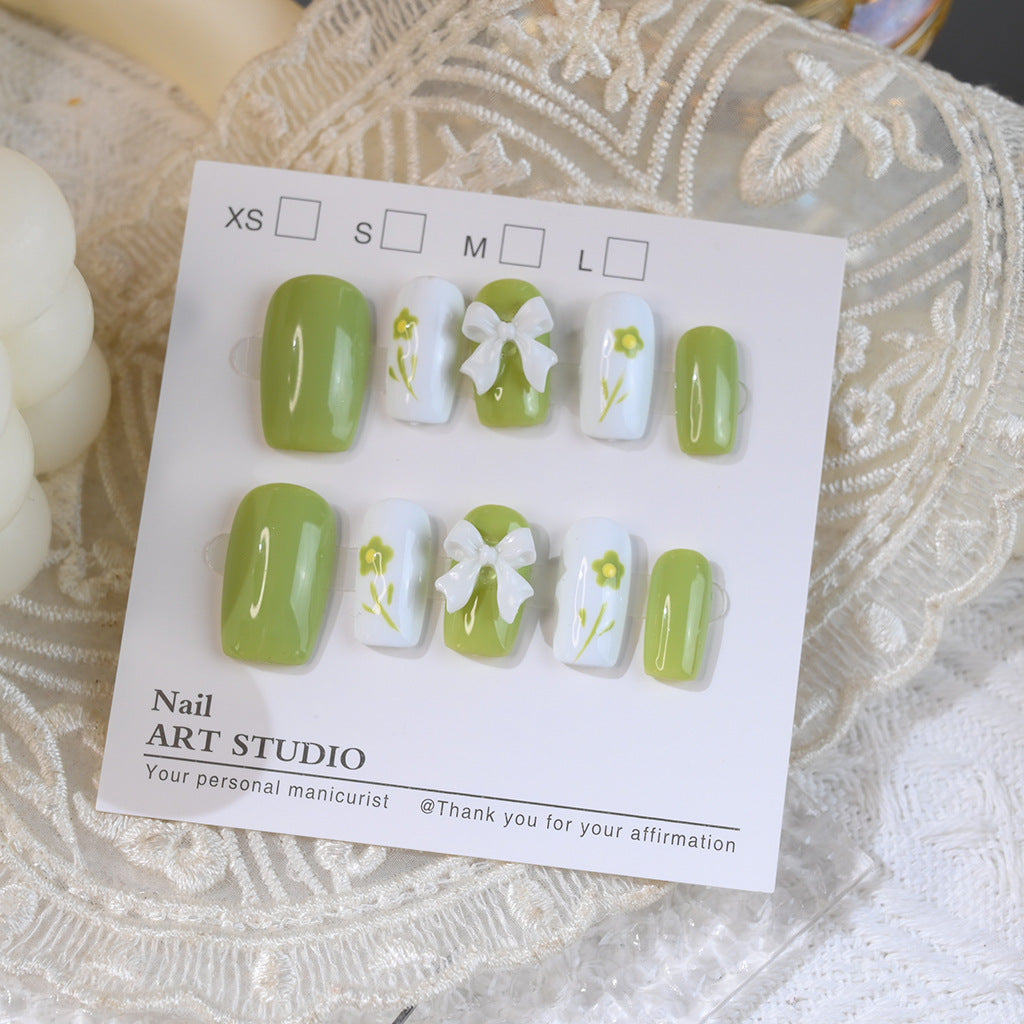Dekorativer Press-On-Nagelset mit floralem Schleifenmuster Brehn