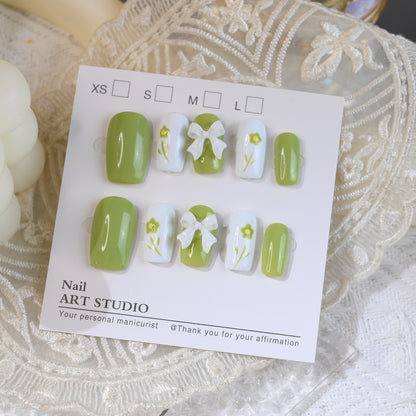 Dekorativer Press-On-Nagelset mit floralem Schleifenmuster Brehn
