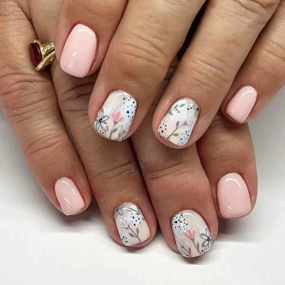 Kunstnagelset mit floralen Designs und elegantem Finish Brehn