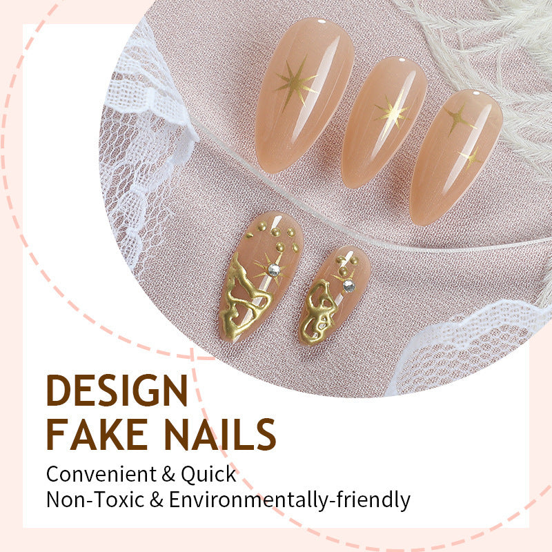 Kreatives Nagelset mit eleganten Goldverzierungen und funkelnden Akzenten Brehn
