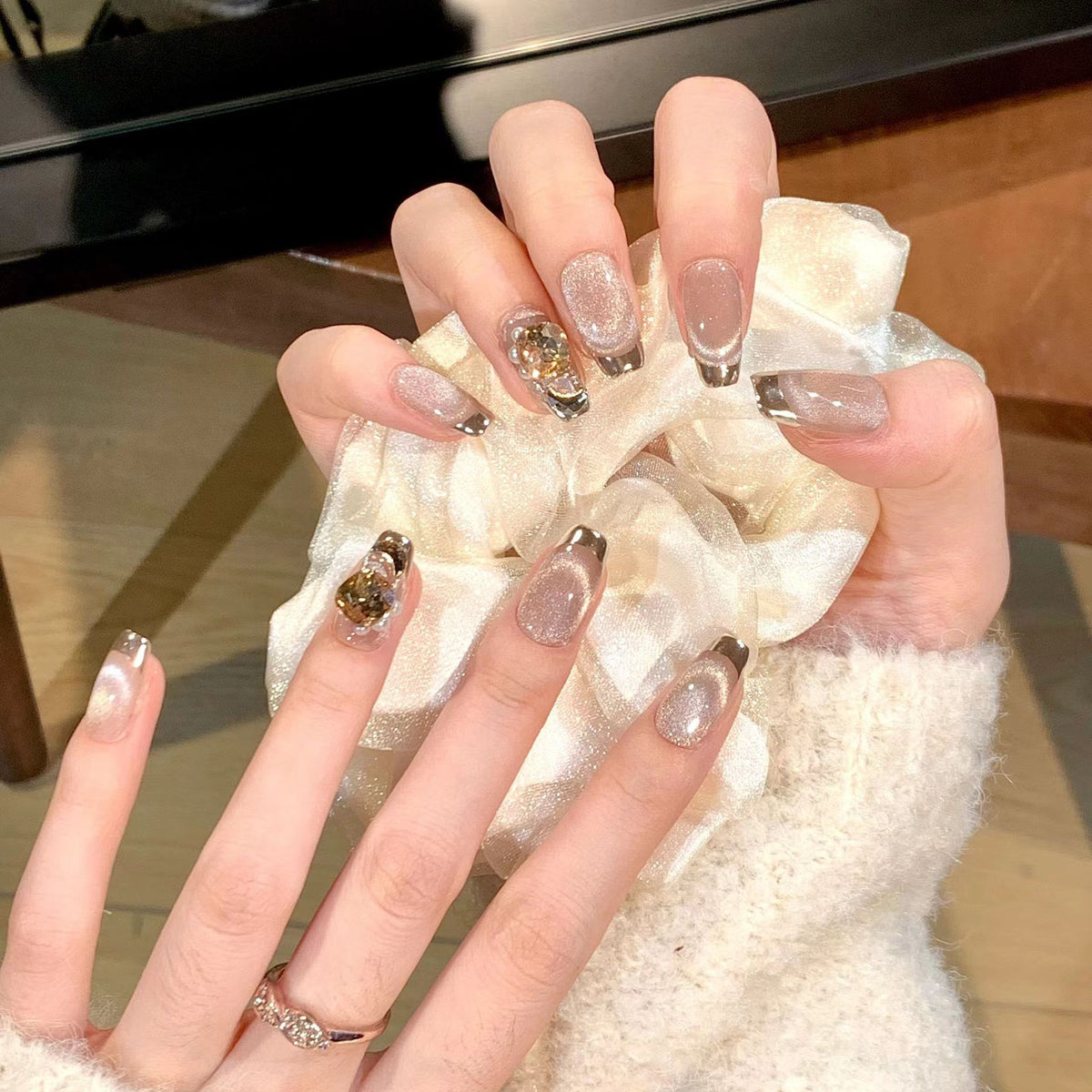 Kreatives Kunstnagelset mit Glitzer- und eleganten Muster Akzenten Brehn