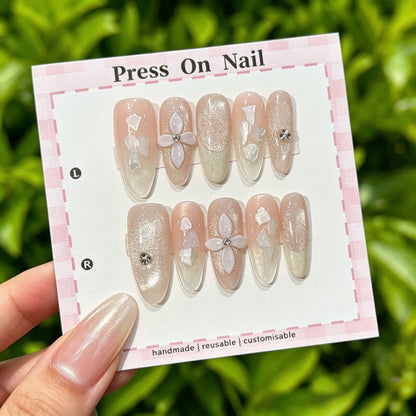 Künstlerisches Press-On Nagelset mit floralen und gemusterten Designs