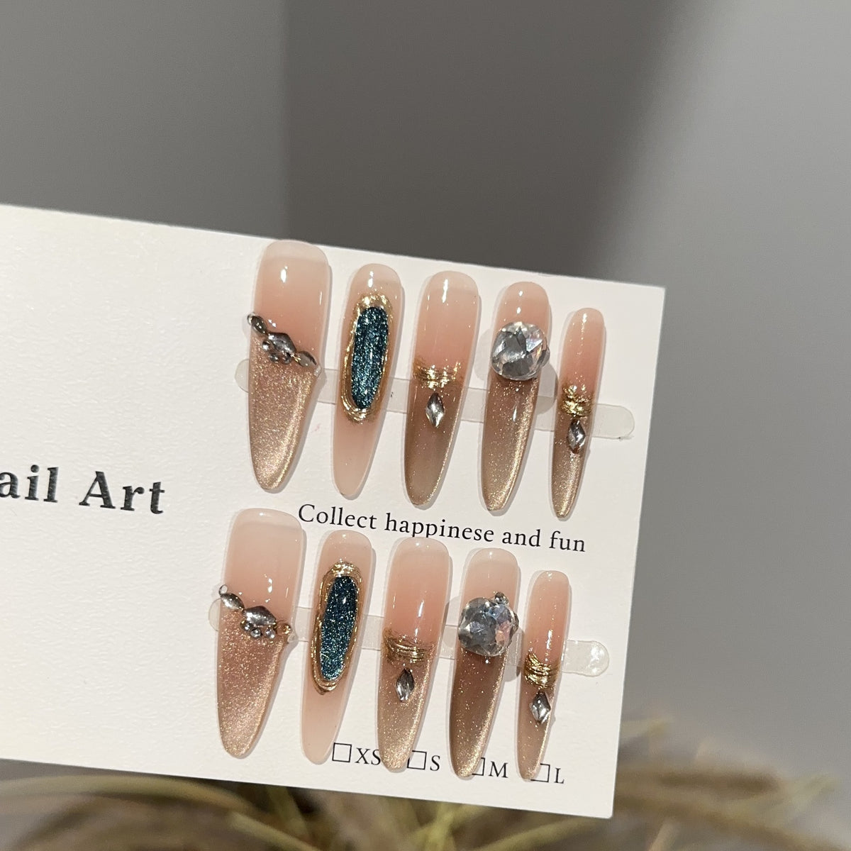 Dekoratives Press-On Nagelkunstset mit Edelsteinverzierungen
