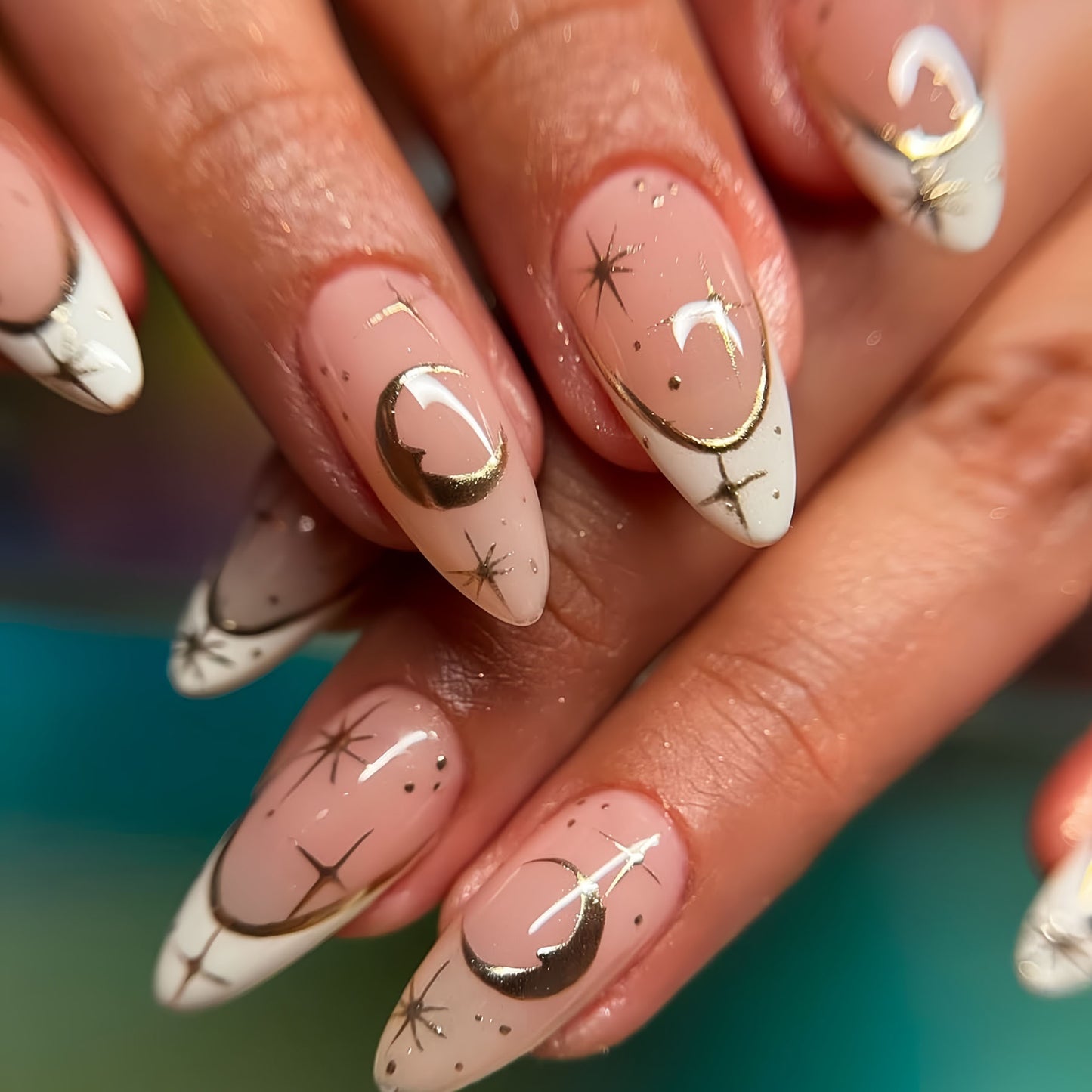Künstlerische Stiletto Press-On-Nagelerweiterungen mit goldenen Akzenten Brehn