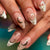 Künstlerische Stiletto Press-On-Nagelerweiterungen mit goldenen Akzenten Brehn