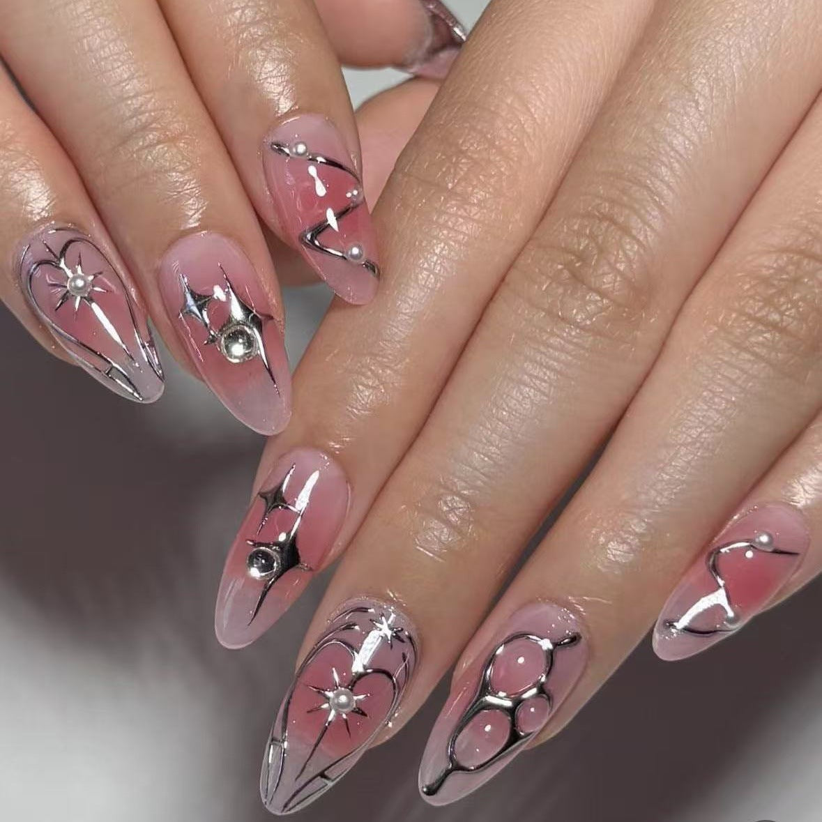 Kunstnagelset mit elegantem 3D-Design und glamourösen Akzenten Brehn
