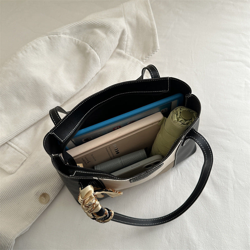 Strukturierte Tote-Handtasche mit dekorativem Schal