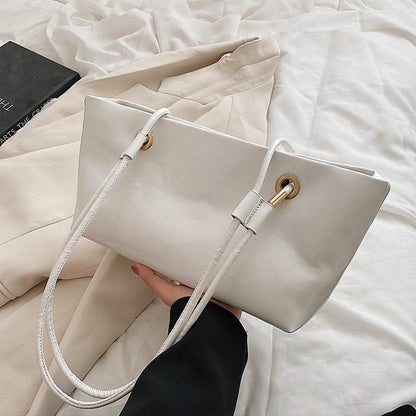 Glänzende Patentanleder-Handtasche