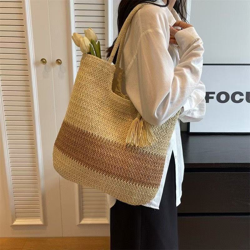 Handtasche Aus Geflochtenem Naturmaterial mit Quastendetails Brehn