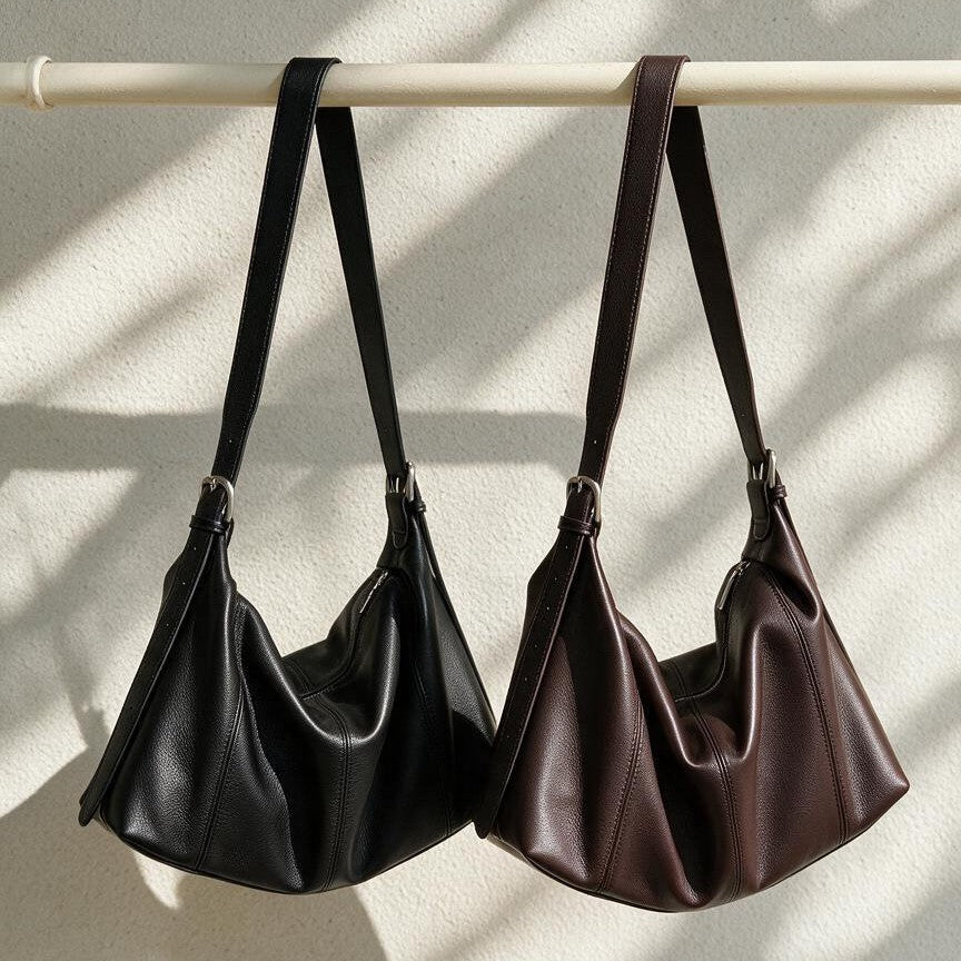 Gekurvte Seite aus genarbtem Leder slouchy Schulter-Hobo mit verstellbaren Schnallenriemen