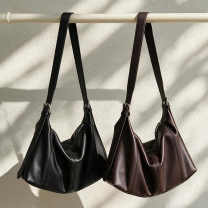 Gekurvte Seite aus genarbtem Leder slouchy Schulter-Hobo mit verstellbaren Schnallenriemen