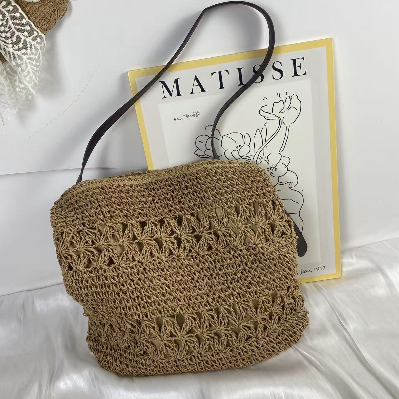Handtasche Aus Geflochtenem Material mit Verstellbarem Schulterriemen Brehn