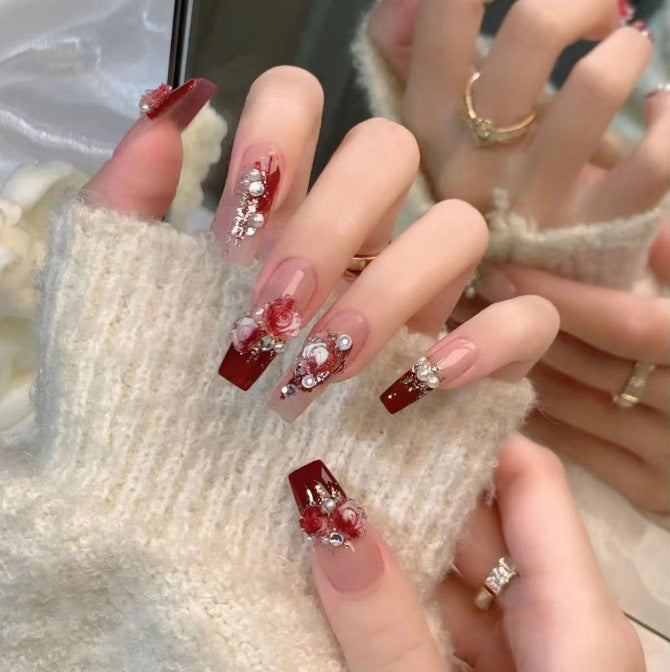 Kunstvolle Nagelkunst mit Glitzer- und Blumenapplikationen Brehn