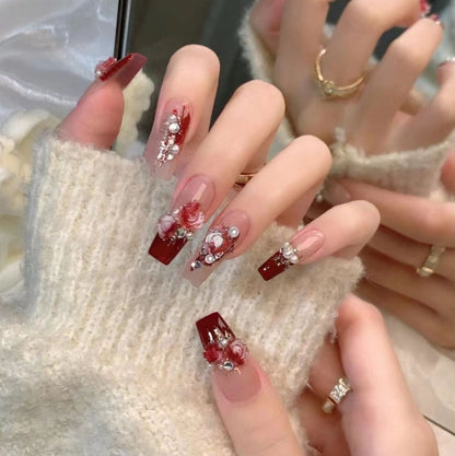 Kunstvolle Nagelkunst mit Glitzer- und Blumenapplikationen Brehn