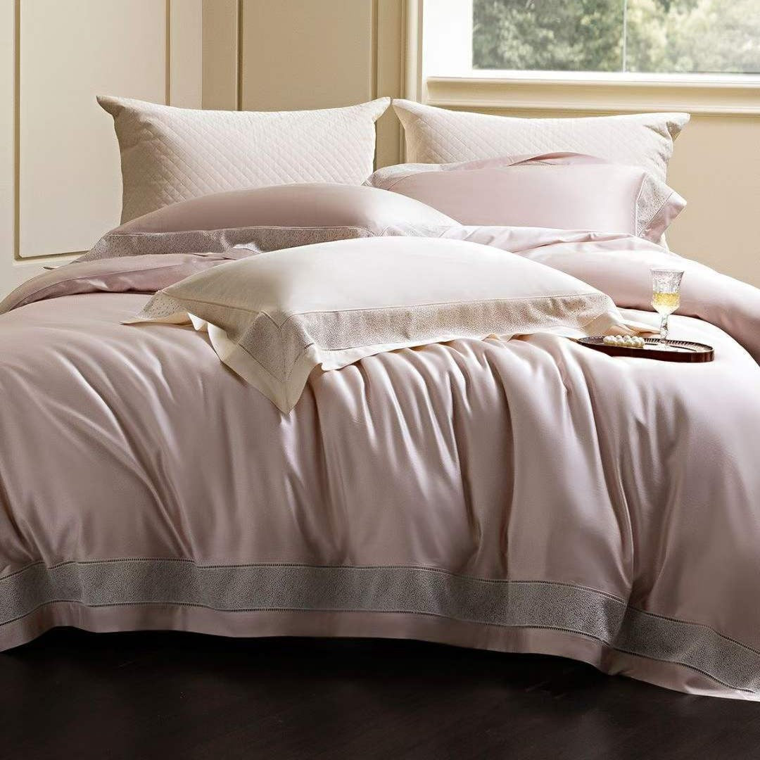 Luxuriöses Satin-Bettwäsche-Set mit spitzenbesticktem Rand und gesteppten Kissenbezügen